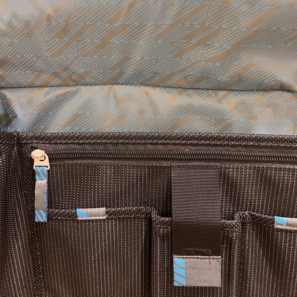 THULE LAPTOP/MESSENGER BAG/CROSSBODY - Picture 3 of 7
